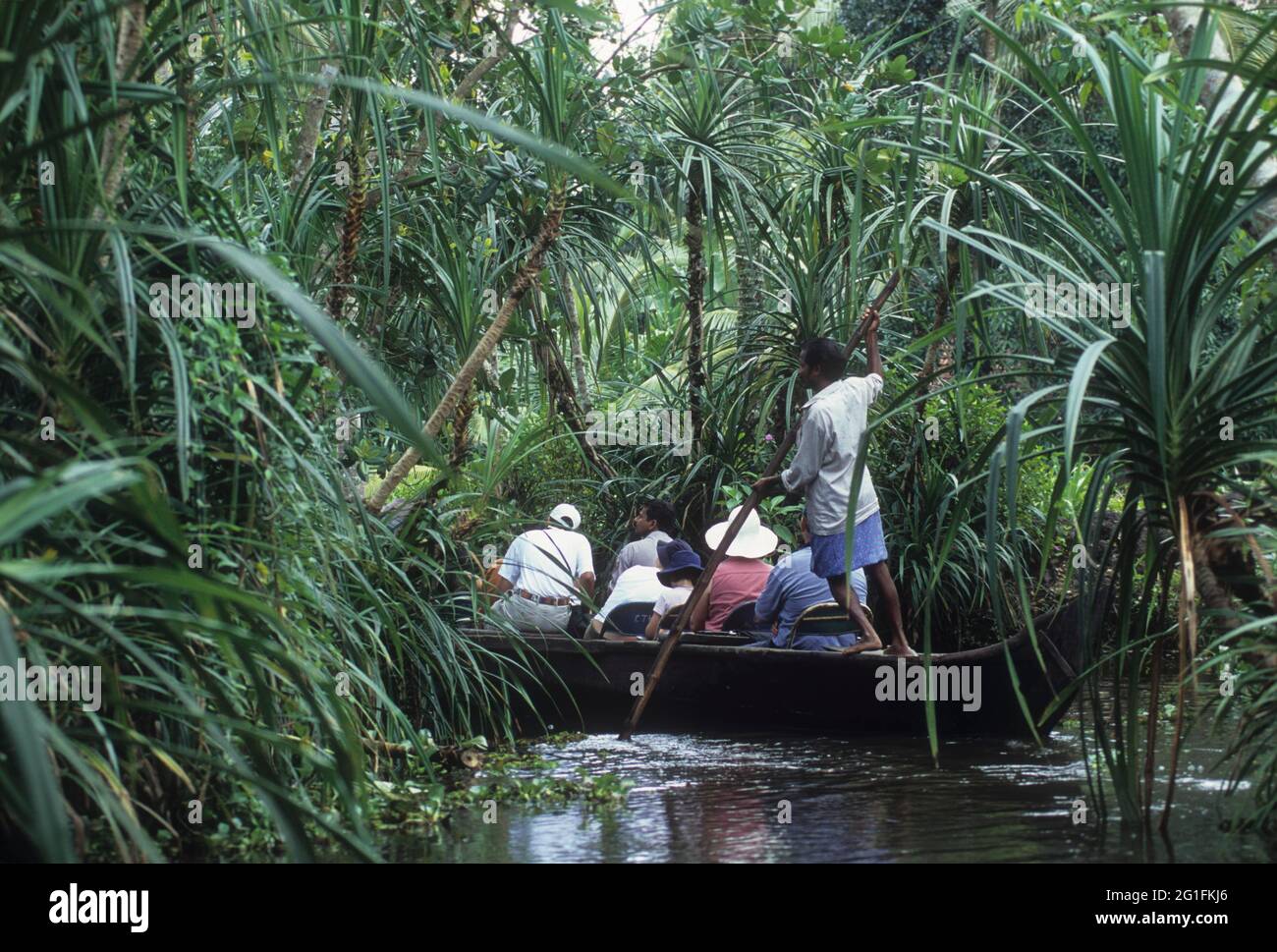 Turisti godendo backwaters di Ettumanur, Kerala, India Foto Stock