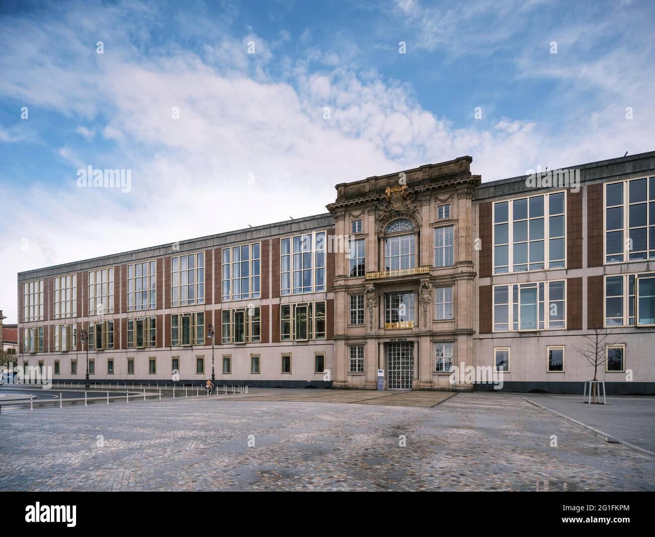 Edificio del Consiglio di Stato del GDR a Schlossplatz con l'ex portale IV del Palazzo della Città di Berlino, stile modernismo orientale, architetti, Roland Korn e Hans Foto Stock