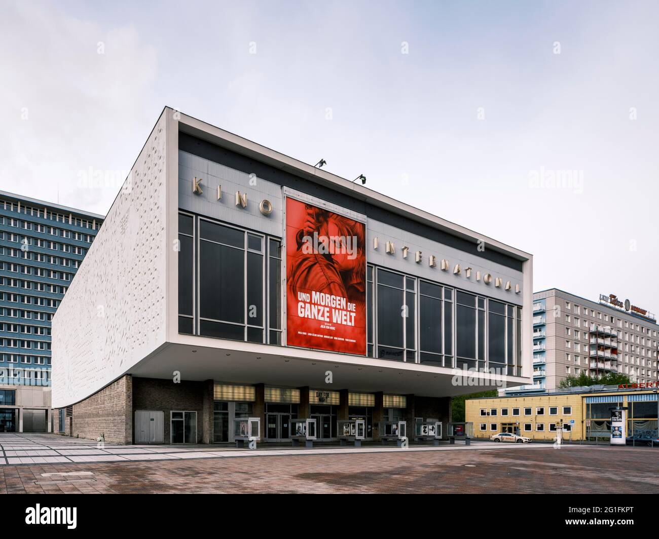 Kino International al Karl-Marx-Allee, stile Est-moderno, architetti Josef Kaiser e Heinz Aust, Berlin-Mitte, Berlino, Germania Foto Stock