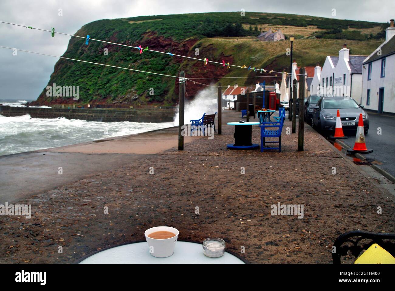 Cottage, case di pesca, Mare del Nord, costa, villaggio scozzese, Villaggio di pescatori, Penann, luogo di riprese locale Hero, riva, teacup, Aberdeenshire Foto Stock