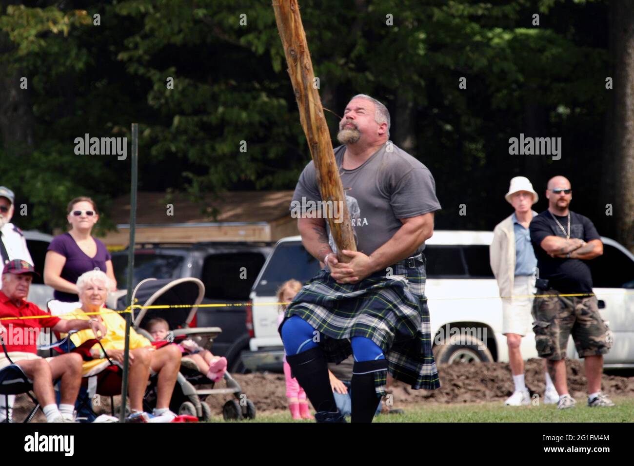 Highlandgames, giochi highland, atleta, sportivo, kilt, Heavy Events Challenge, lancio del caber, lancio di tronchi, Scozia, Nord America Foto Stock