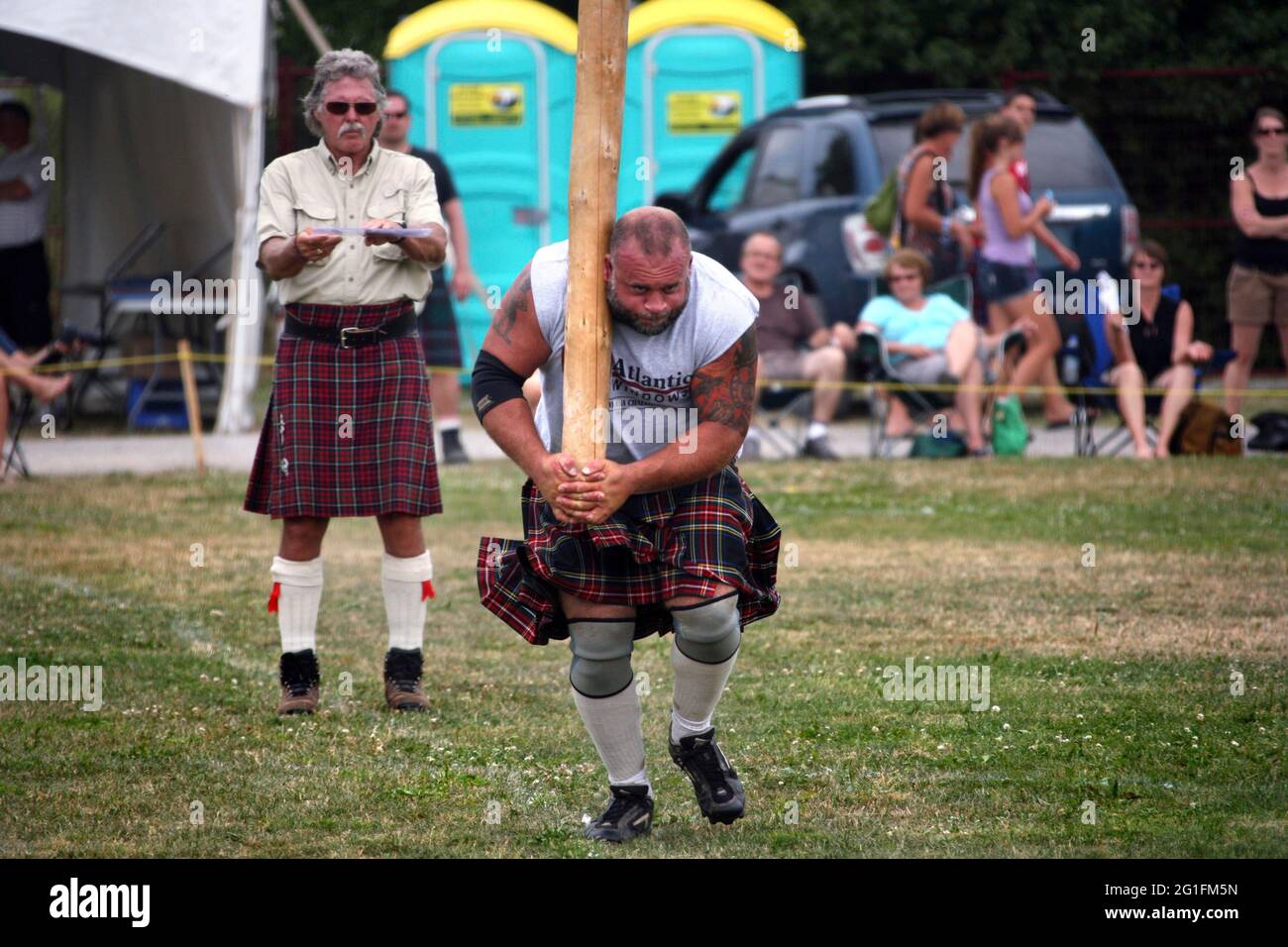 Highlandgames, giochi highland, atleta, sportivo, kilt, sfida per eventi pesanti, lancio della cabina, lancio, lancio di tronchi, tartan, Assegni, Scozia Foto Stock