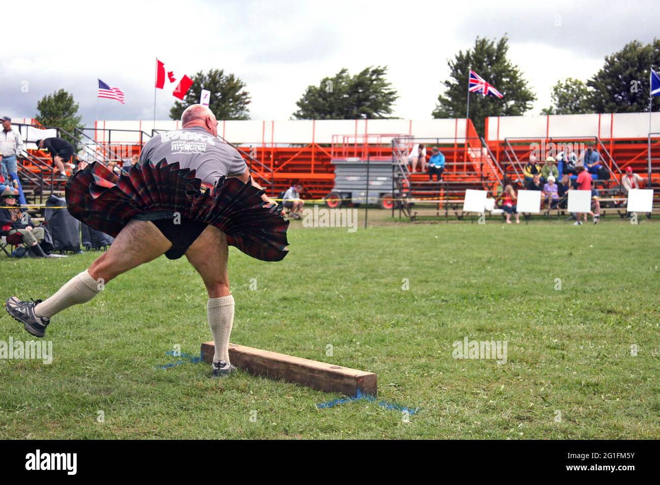 Highlandgames, giochi highland, atleta, sportivo, kilt, Sfida per eventi pesanti, pietra per alesatori da 22 lb, lancio di pietre, Scozia, Nord America Foto Stock