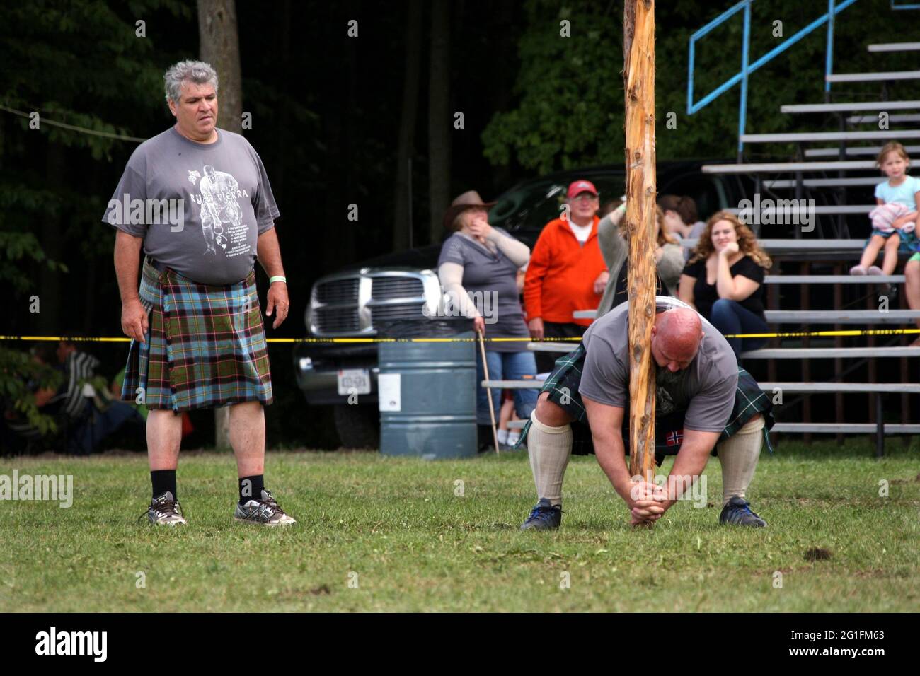 Highlandgames, giochi highland, atleta, sportivo, kilt, Heavy Events Challenge, lancio del caber, lancio di tronchi, Scozia, Nord America Foto Stock