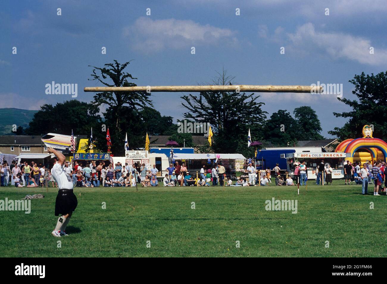 Highlandgames, giochi highland, atleta, sportivo, kilt, kilt, sfida di eventi pesanti, lancio del capanno, lancio, tronco di albero che lancia, kilt, Scozia Foto Stock