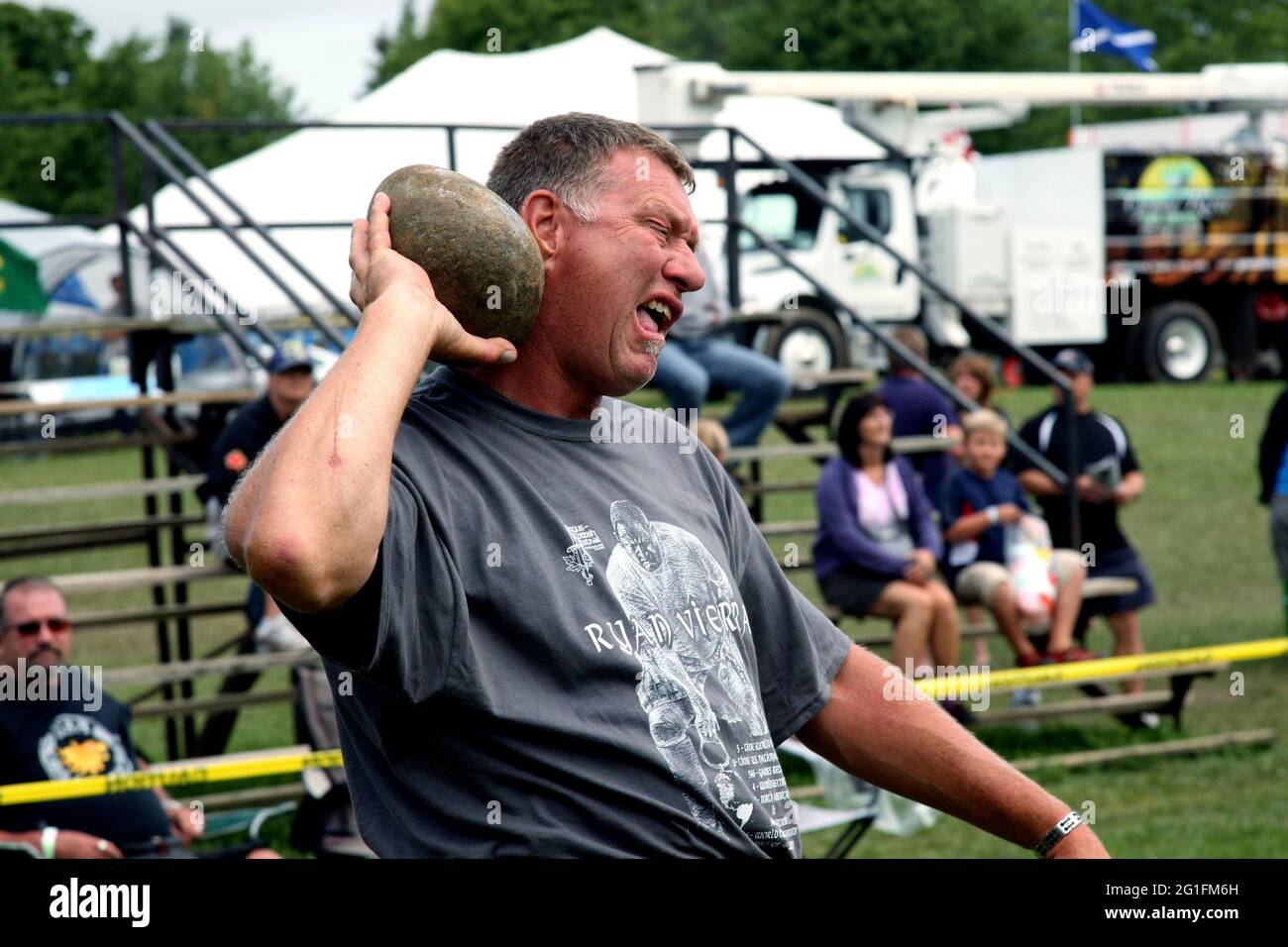 Highlandgames, Highland Games, atleta, sportivo, sfida eventi pesanti, 22 lb Breamer Stone, lancio di pietre, Scozia, Nord America, America Foto Stock