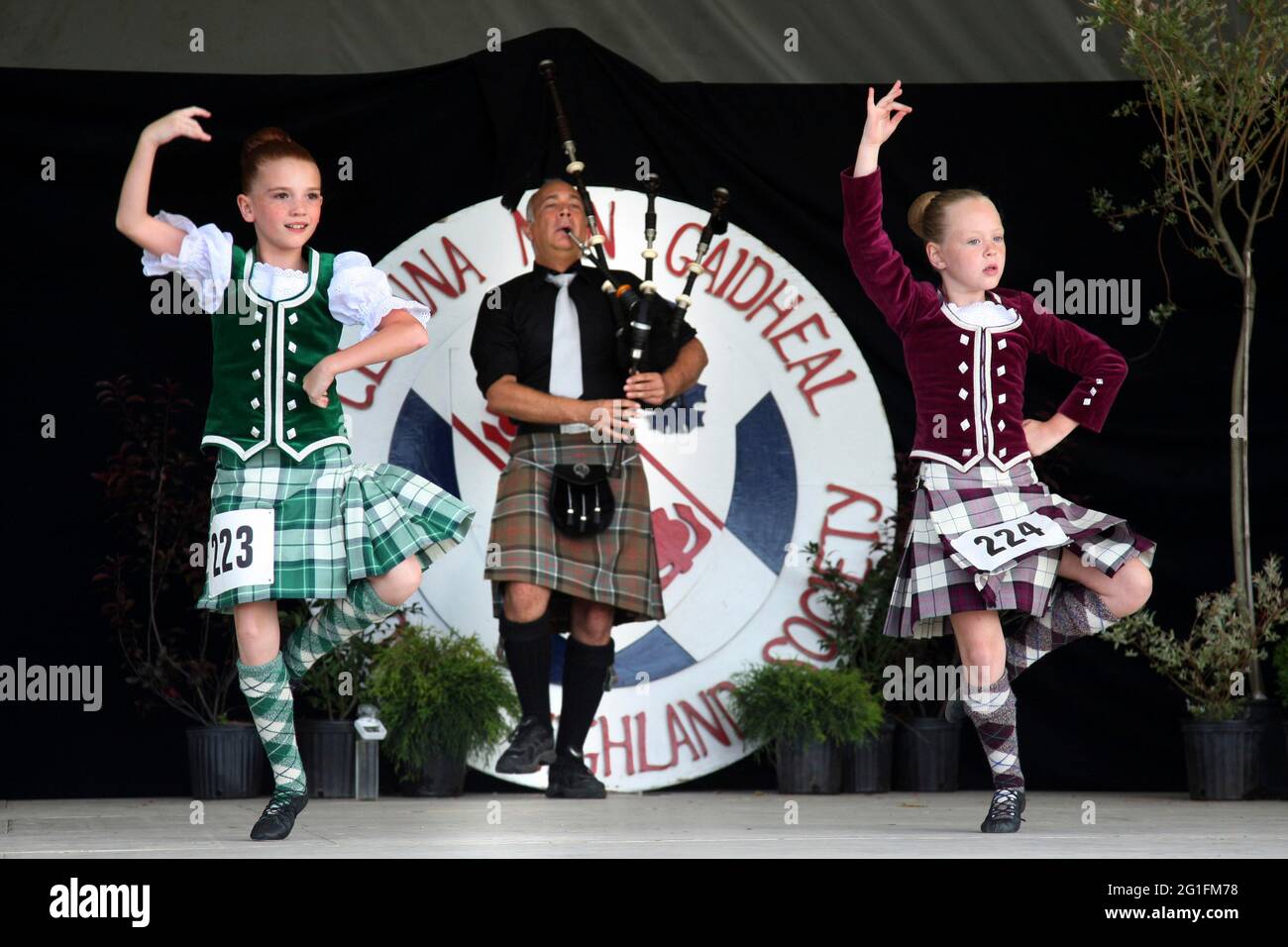 Highlandgames, giochi highland, danza highland, danza highland, ragazze, panni, bagpiatori, cornamuse, tartan, assegni, Scozia, Gran Bretagna Foto Stock
