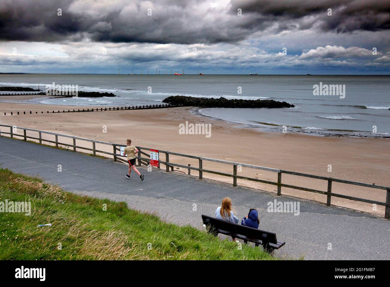 Aberdeen Beach Promenade, panca, jogger, spiaggia, mare, aberdeen, costa orientale, altopiani, highlands, scozia, regno unito Foto Stock