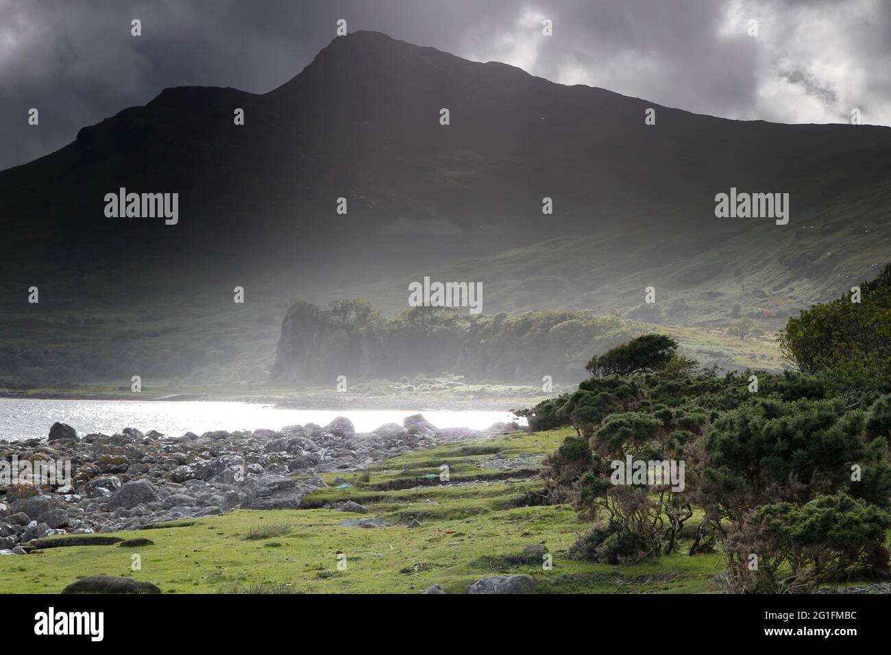 Spiaggia, suggestivo paesaggio di montagna, Loch Buie, Mull, Ebridi interne, Hebrides, Highlands, Highland, Scozia, Regno Unito Foto Stock