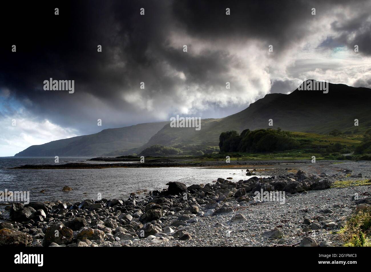Spiaggia, suggestivo paesaggio di montagna, Loch Buie, Mull, Ebridi interne, Hebrides, Highlands, Highland, Scozia, Regno Unito Foto Stock