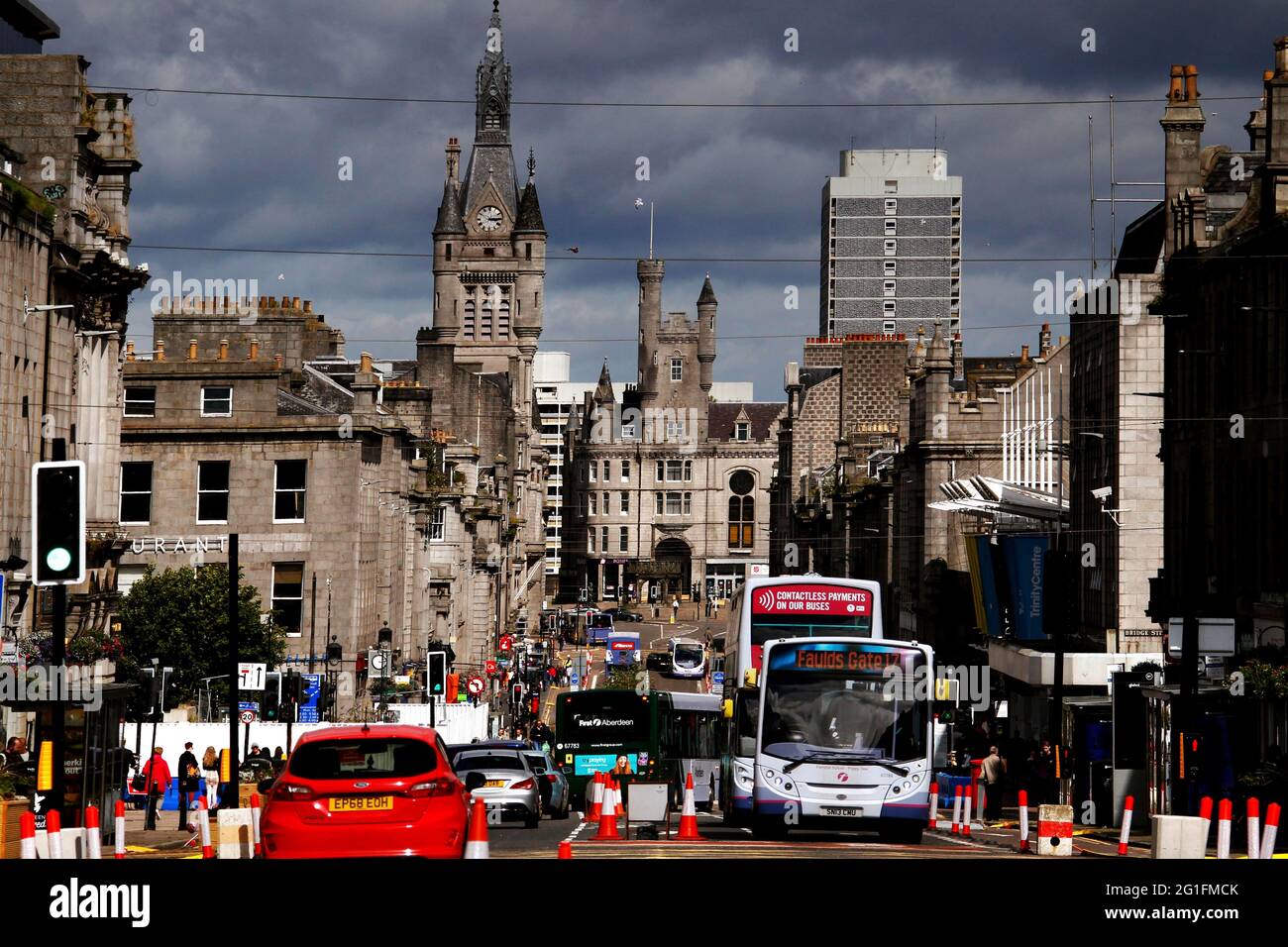 Union Street, la principale via dello shopping Sherrif Court e Salvation Army Citadel, Grantistadt, Aberdeen, Aberdeen, East Coast, Highlands, Highlands Foto Stock