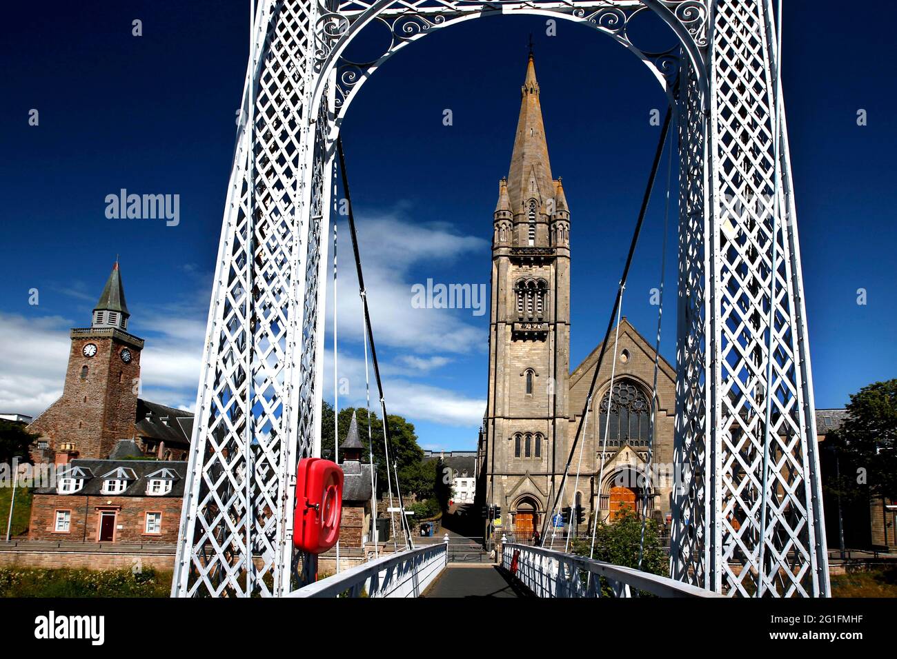 Free North Church e Old High Church, ponte pedonale sul fiume Ness, Inverness, Highlands, Highland, Scozia, Regno Unito Foto Stock