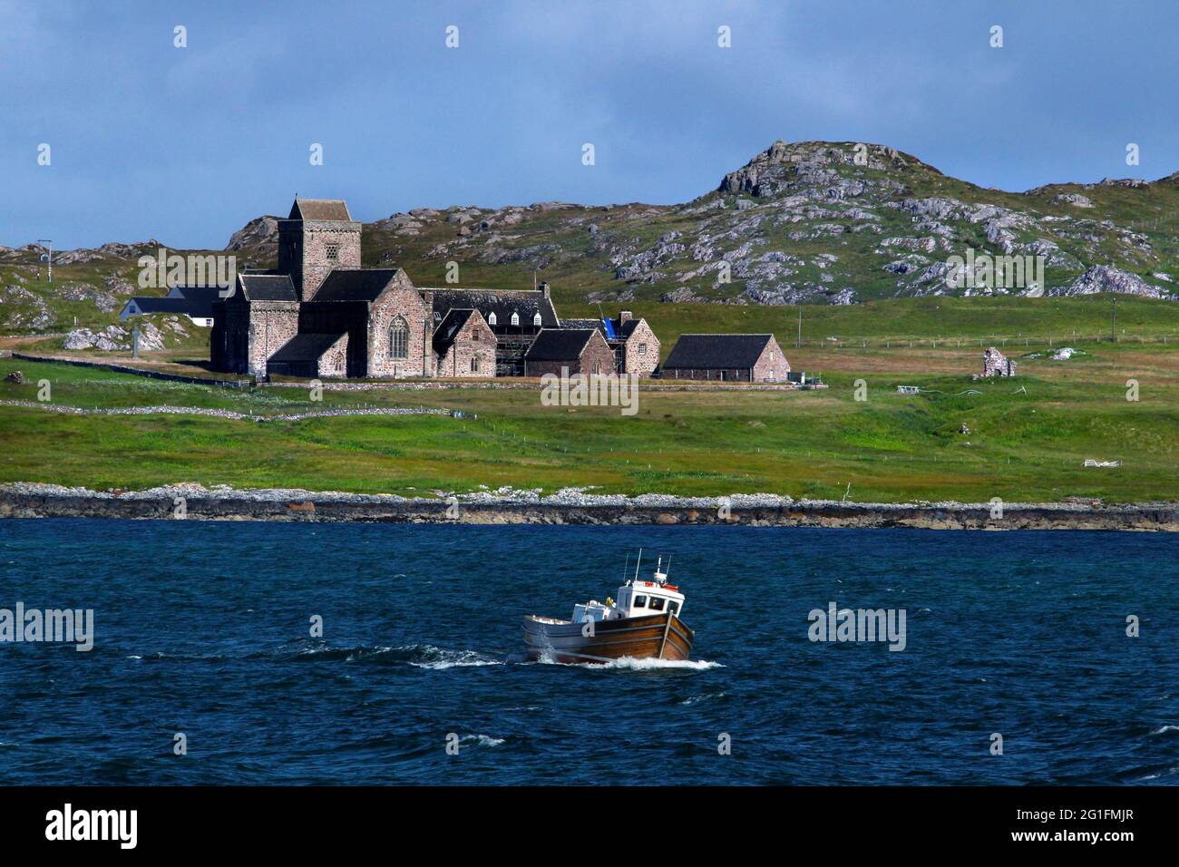 Abbazia di Iona, sito monastico, costa, barca da pesca, Nord Atlantico, Baile Mor, Iona, Ebridi interne, Ebridi, Highlands, Highland, Scozia, United Foto Stock