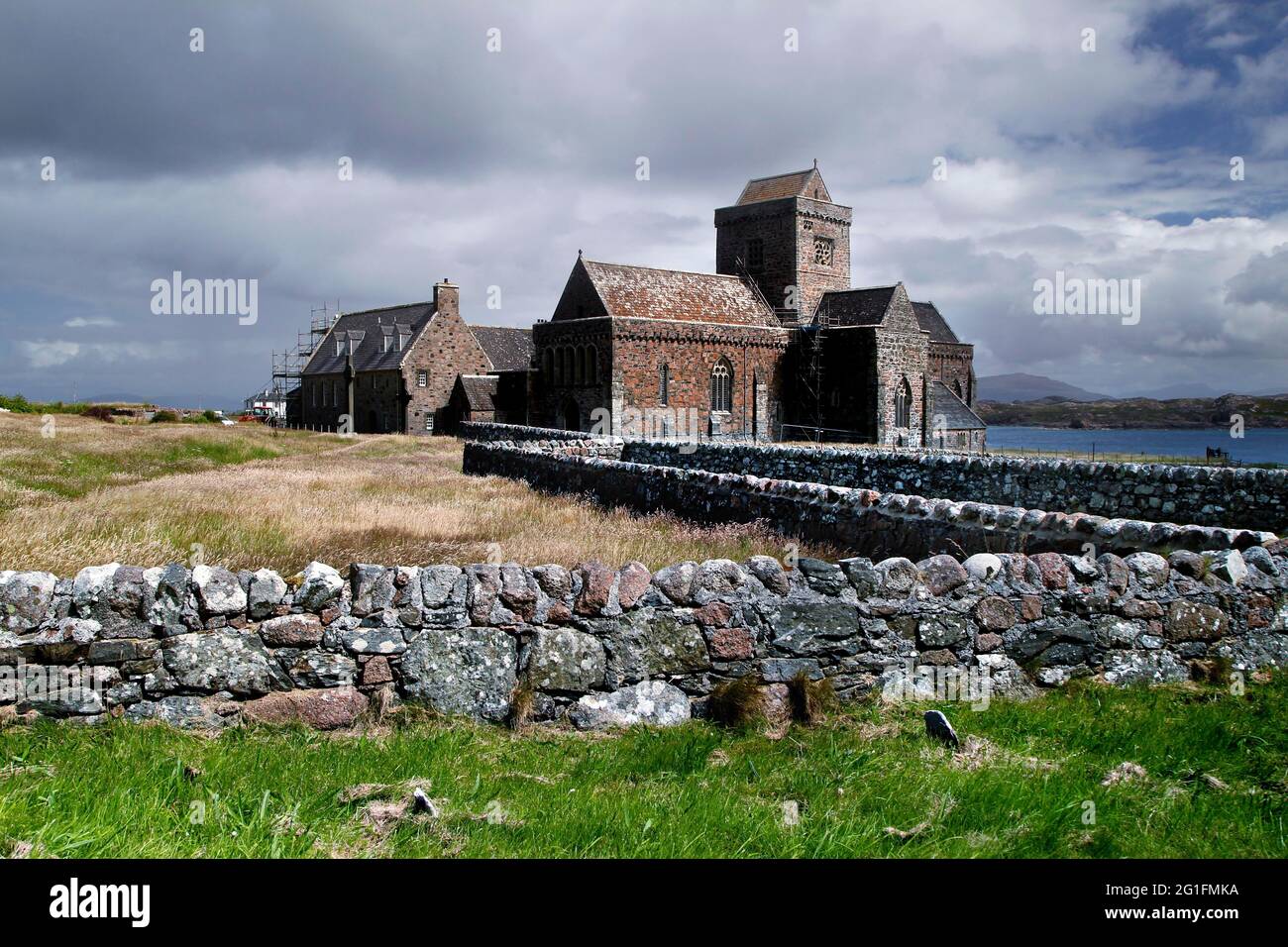 Abbazia di Iona, sito monastico, muro di pietra, Nord Atlantico, Baile Mor, Iona, Ebridi interne, Ebridi, Highlands, Highland, Scozia, Regno Unito Foto Stock