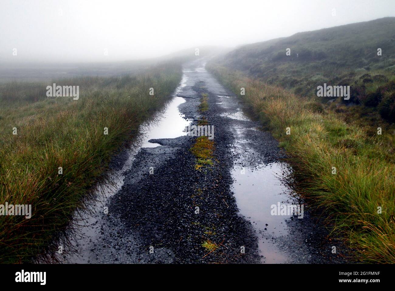 Strada, carreggiata singola, strada a carreggiata singola, pozzanghere, pioggia, ramasaig, isola di skye, skye, ebridi interne, ebridi, highlands, highlands, scozia, regno unito Foto Stock