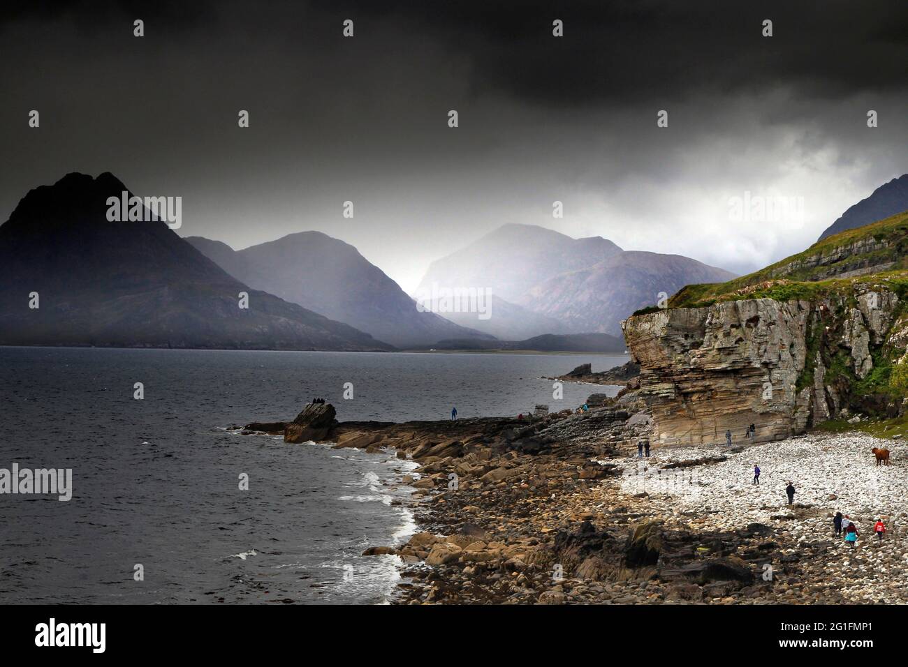 Spiaggia, roccia arenaria intemperie, Montagne di Cullin, montagne, Elgol, Isola di Skye, Skye, Ebridi interne, Ebridi, Highlands, Highland, Scozia Foto Stock