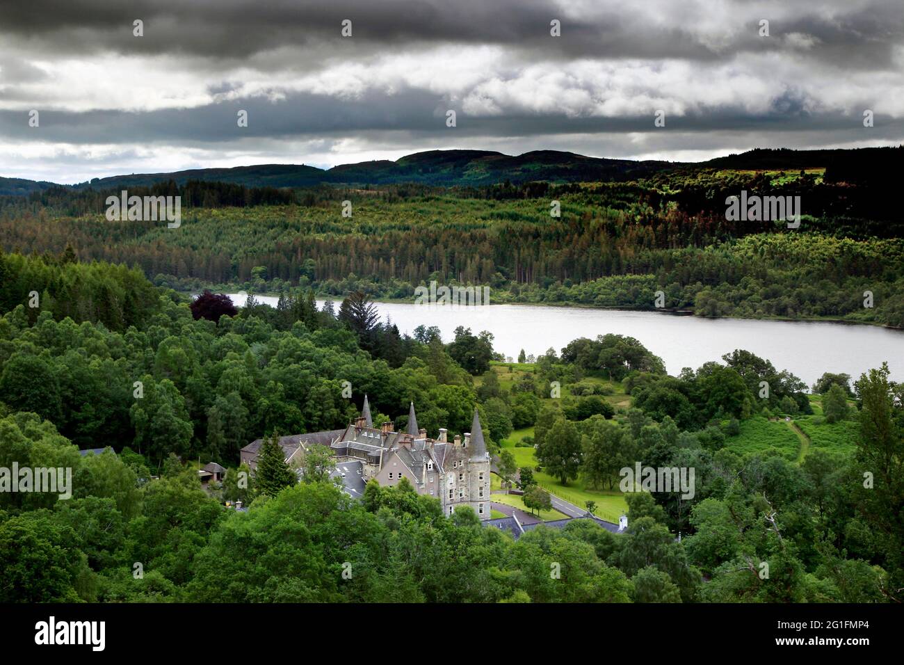 Lago Achray, vista dal sentiero ben A'an, Castello, Trossachs, Loch Lomand e il Trossachs National Park, Stirling, Scozia, Regno Unito Foto Stock