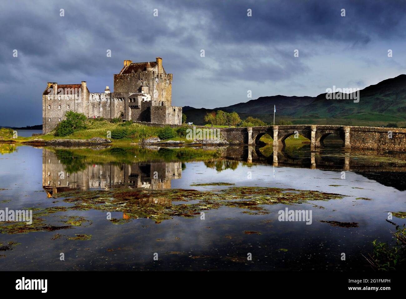 Loch, Castello di Eilean Donan, castello, punta, isola marea, Ponte pedonale in pietra, sedile ancestrale Clan Macrae, Loch Duich, Dornie, Highlands, Highlands Foto Stock