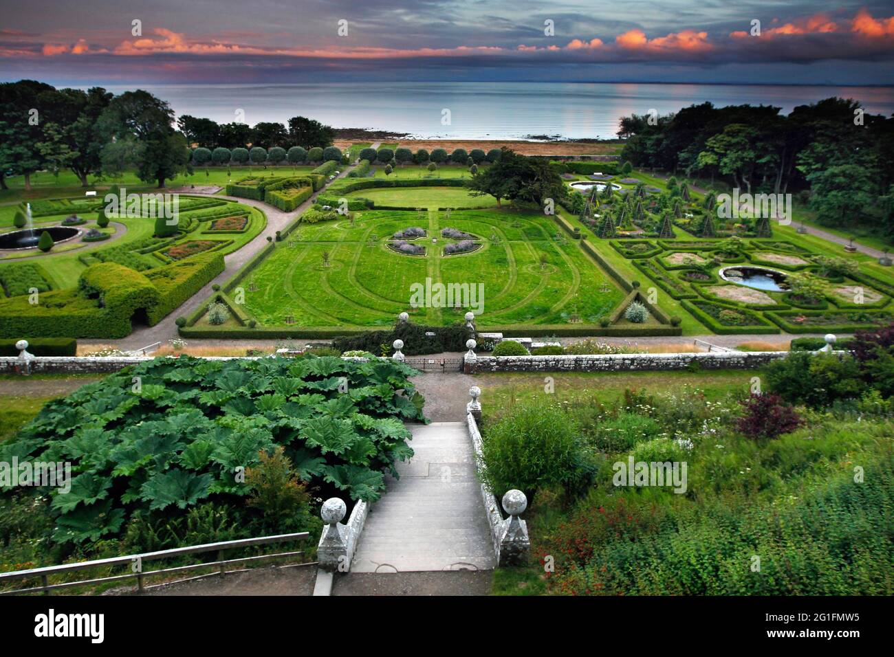 Castello di Dunrobin, alba, giardino, giardini di Sir Charles Barry, giardino barocco, giardino costiero italiano vista terrazza, parterre, sedile ancestrale Clan Foto Stock