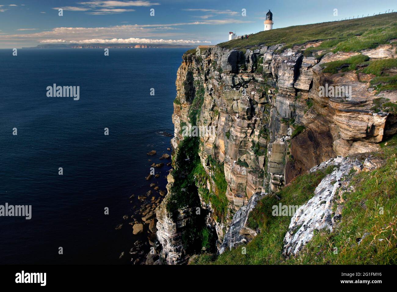 Faro, scogliere, Steeple, Dunnett Head, costa settentrionale, Highlands, Highland, Scozia, Gran Bretagna Foto Stock