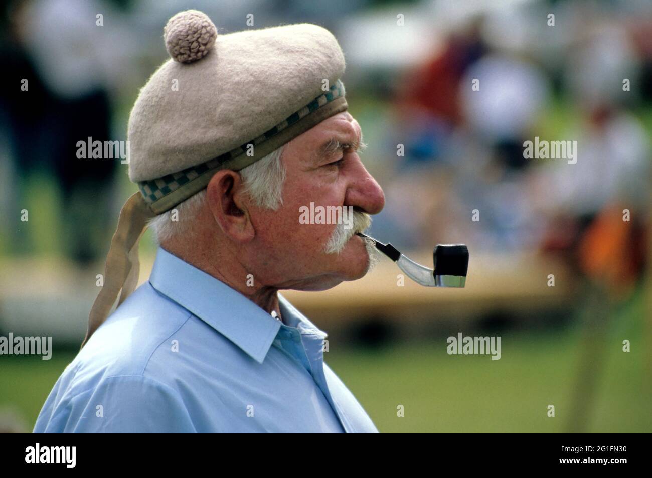 Highlandgames, Highland Games, Juror, Referee, Man with barrett and Whistle, Scozia, Gran Bretagna Foto Stock