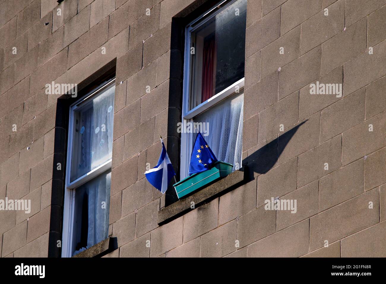 Bandiere, bandiera della Scozia e bandiera dell'UE, Brexit, vasi di fiori, finestre, Edimburgo, Scozia, Gran Bretagna Foto Stock