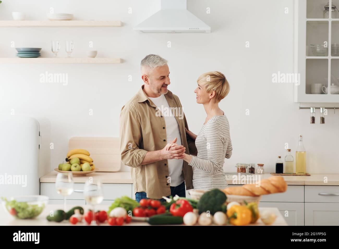 Godetevi del tempo libero a casa insieme, anniversario, romanticismo e data Foto Stock