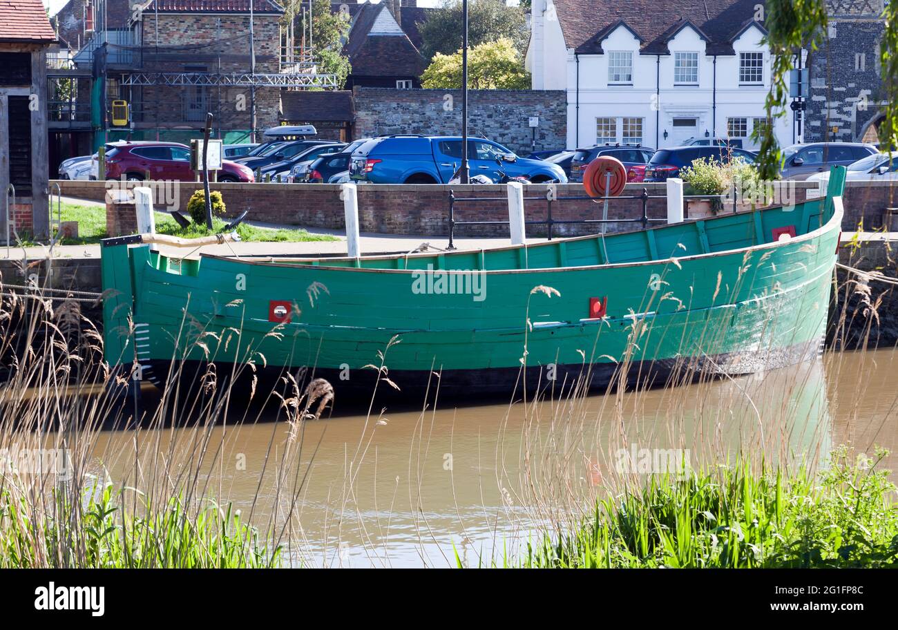 Il riabbiamento restaurato di una vecchia barca da pesca in legno costituirà la base per il progetto Nicholas per ricostruire un Cog medievale, Sandwich Medieval Center Foto Stock