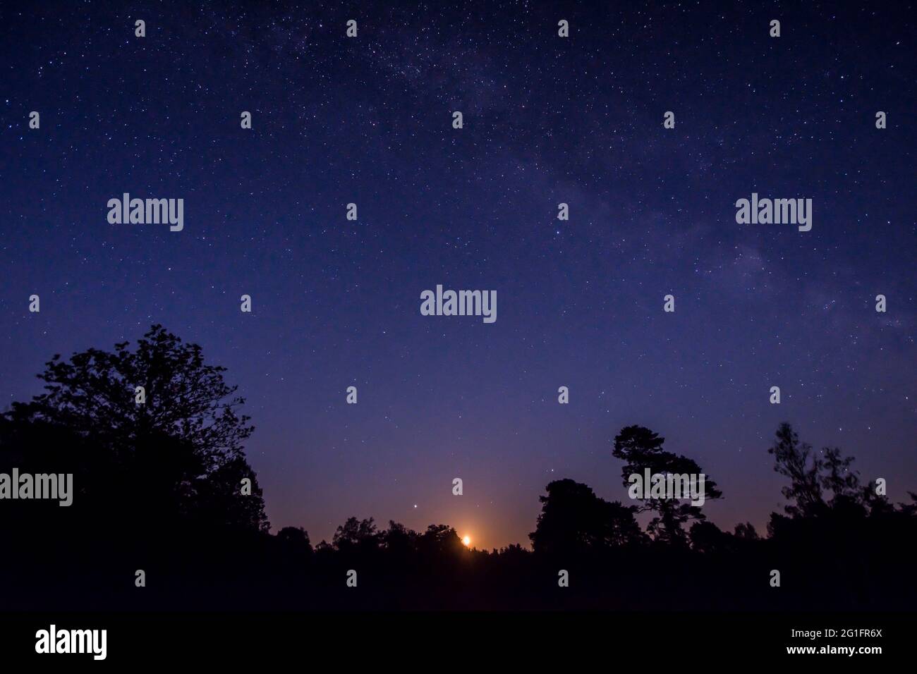 Luna crescente con Giove a sinistra, Saturno a destra, Via Lattea stelle e pianeti nel cielo notturno Foto Stock