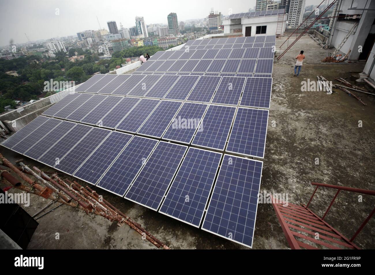 Giu 07 2021.Dhaka, bangladesh, energia solare è contribuire più elettricità nuova alla rete di qualsiasi altra forma di energia - un'impresa guidata più dalla ce Foto Stock