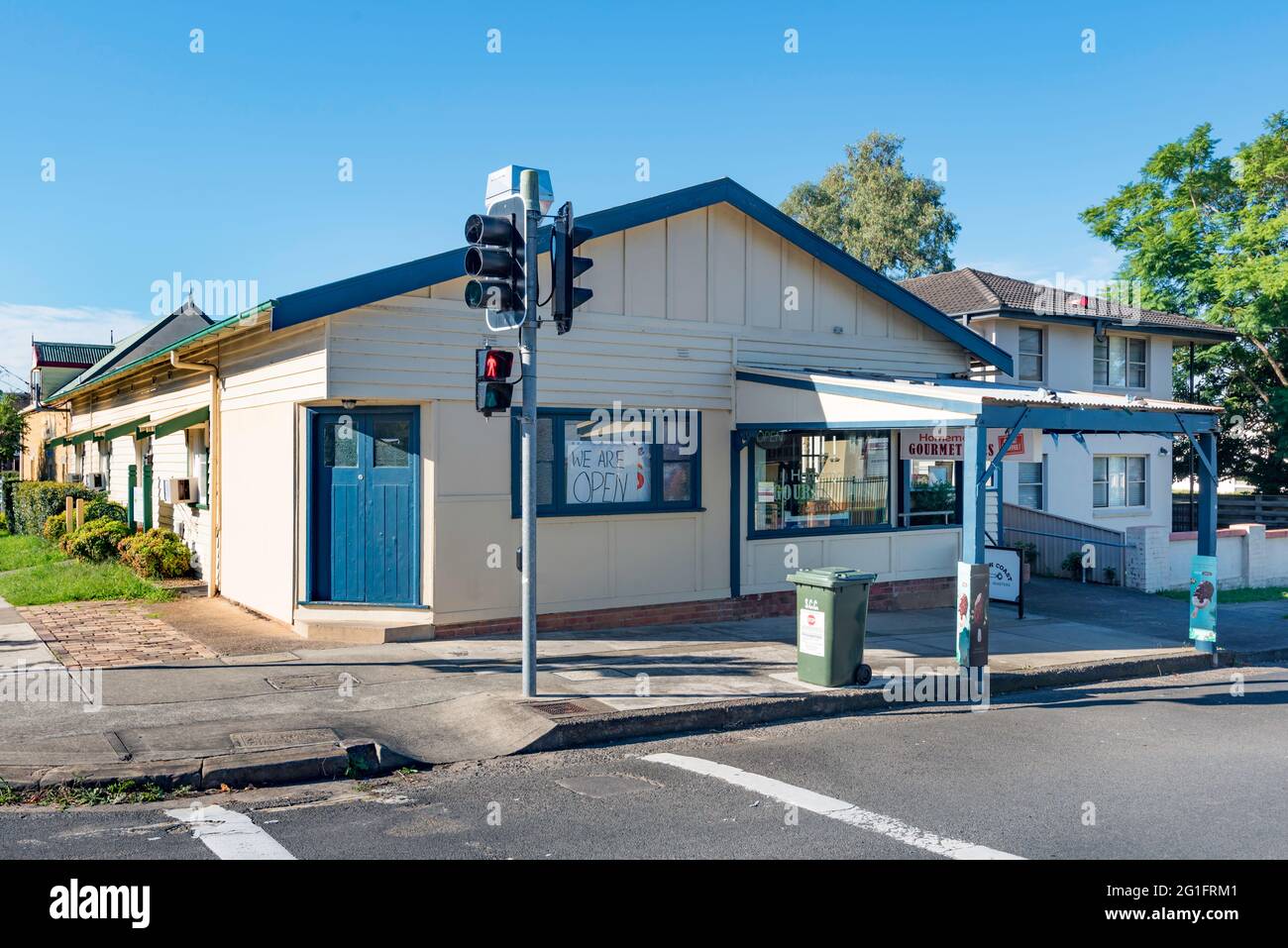 Una semplice tavola da surf combinata casa e caffè shopfront dal 20 ° secolo completo di una piccola tenda supportata. Nowra, nuovo Galles del Sud. Foto Stock