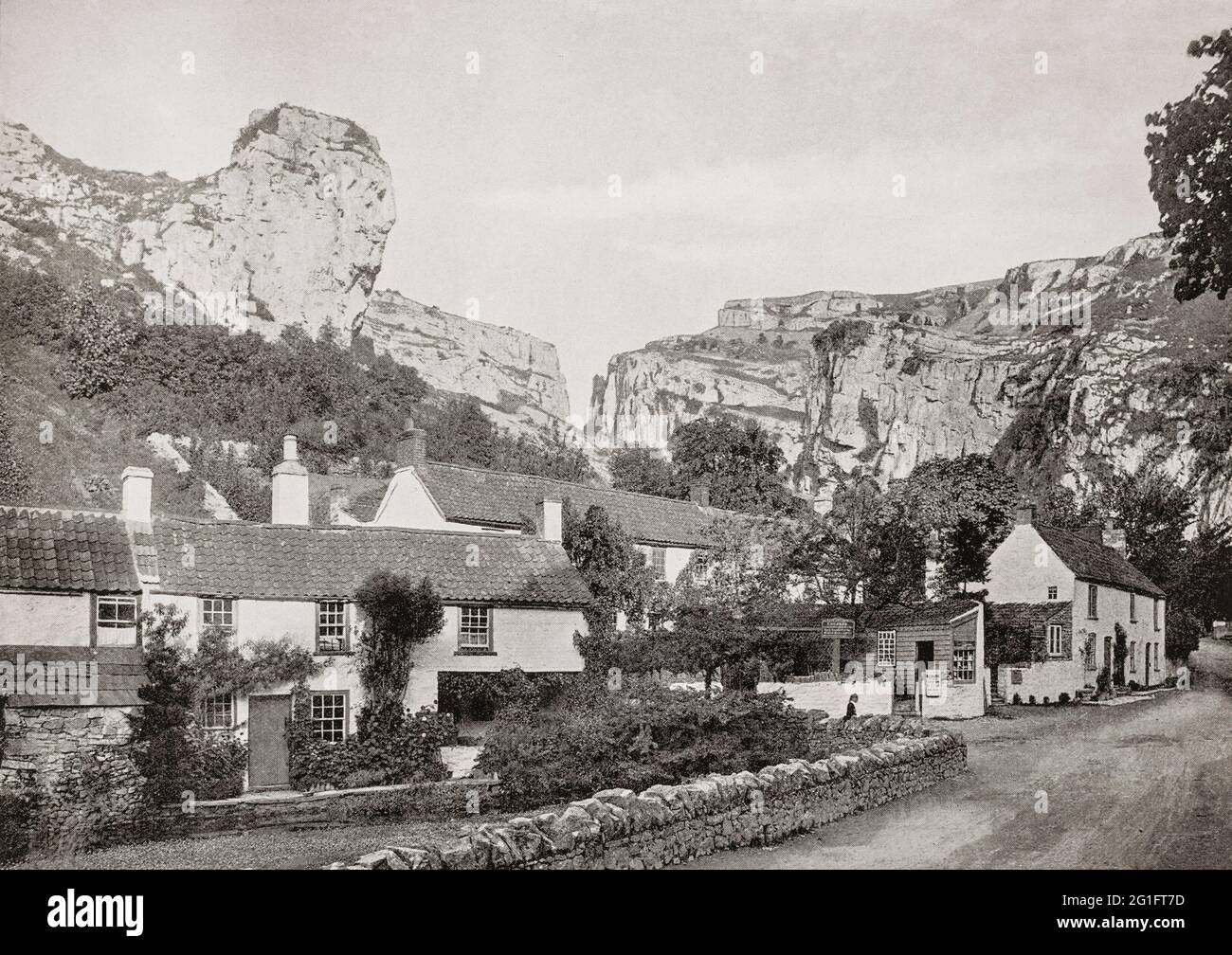 Una vista del tardo 19 ° secolo del villaggio di Cheddar situato sul bordo meridionale delle colline Mendip, a Somerset, Inghilterra. Il Lion Cliff che torreggia sopra il villaggio, segna l'inizio della gola calcarea Chedder. Foto Stock