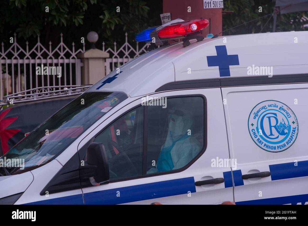 Phnom Penh, Cambogia. 7 giugno 2021. Per 3 mesi Phnom Penh ha combattuto un COVID - 19 di picco. Un'ambulanza, con un EMT che indossa PPE pieno, raccoglie un paziente positivo del coronavirus da un luogo di test di massa. Credit: Kraig Lieb / Alamy Live News Foto Stock