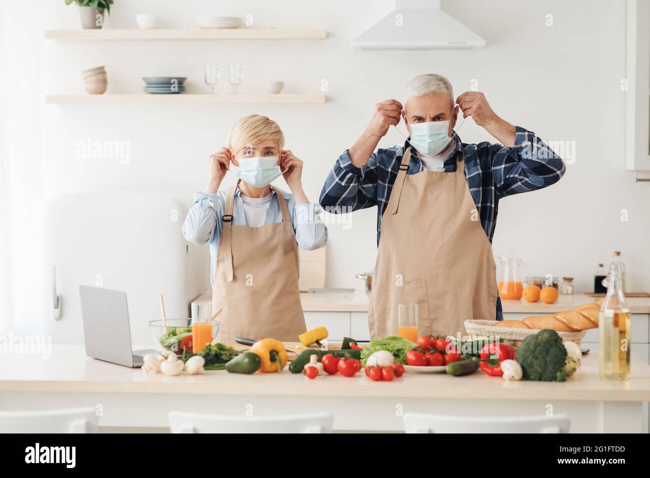 Blogger moderni, distanza sociale e nuova normalità durante covid-19 Foto Stock