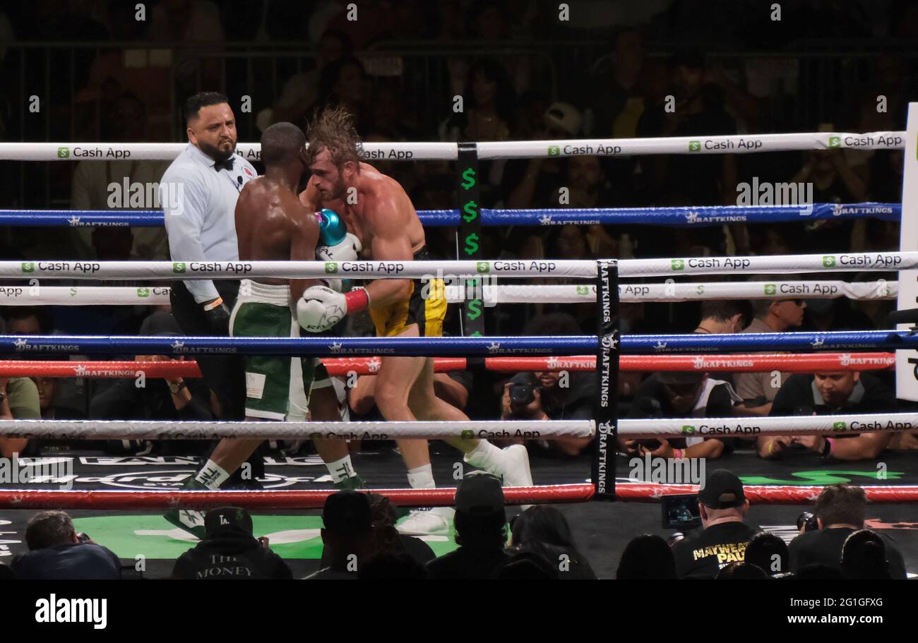 Miami Gardens, Stati Uniti. 07 giugno 2021. Floyd Mayweather, 44 ha colpito Logan Paul, 26 nel corpo in una battaglia di esposizione all'Hard Rock Stadium domenica 6 giugno 2021 a Miami Gardens, Florida. Foto di Gary i Rothstein/UPI Credit: UPI/Alamy Live News Foto Stock