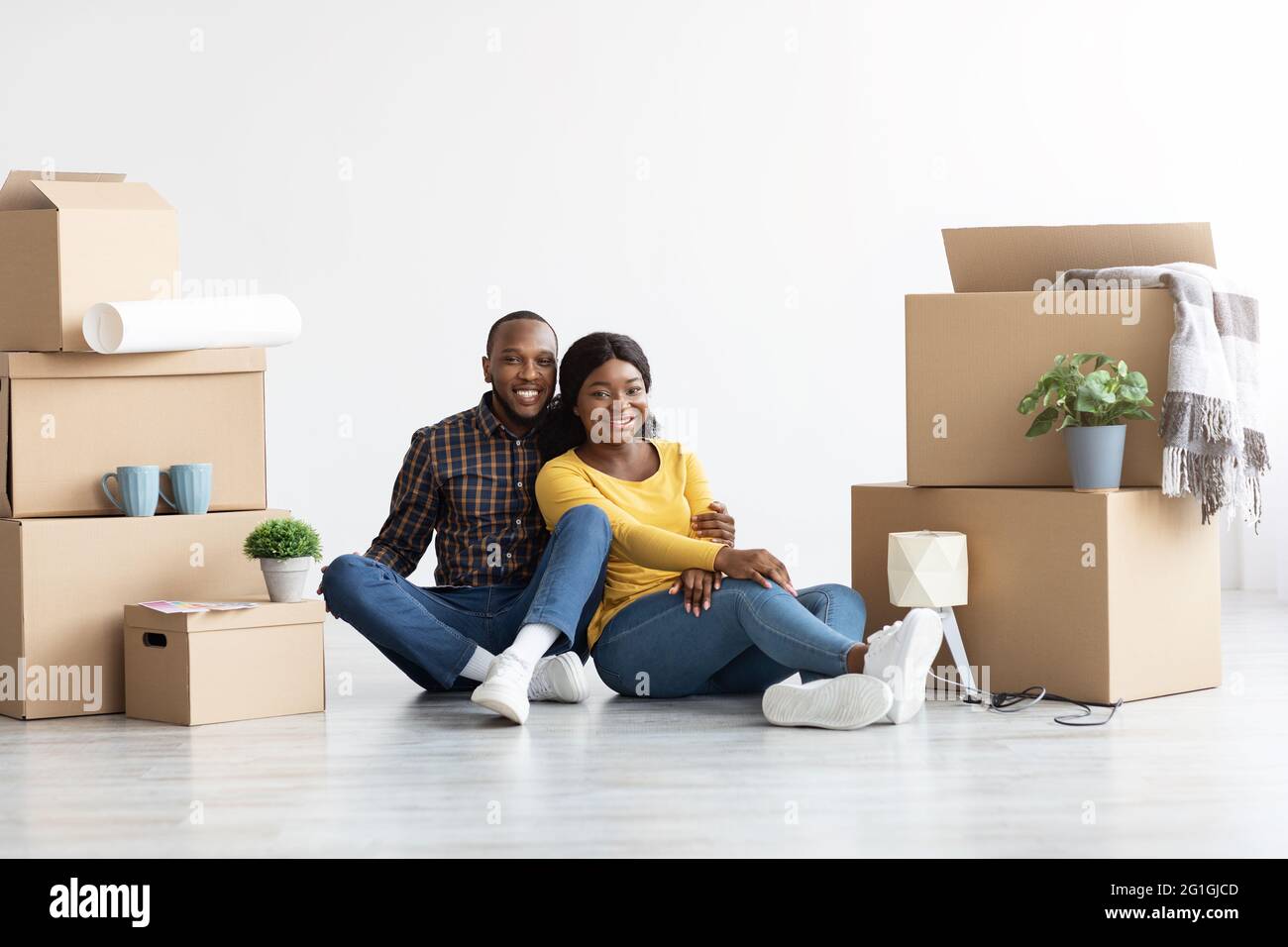 Casa propria. Felice coppia afroamericana che festeggia il trasferimento a New Flat Foto Stock