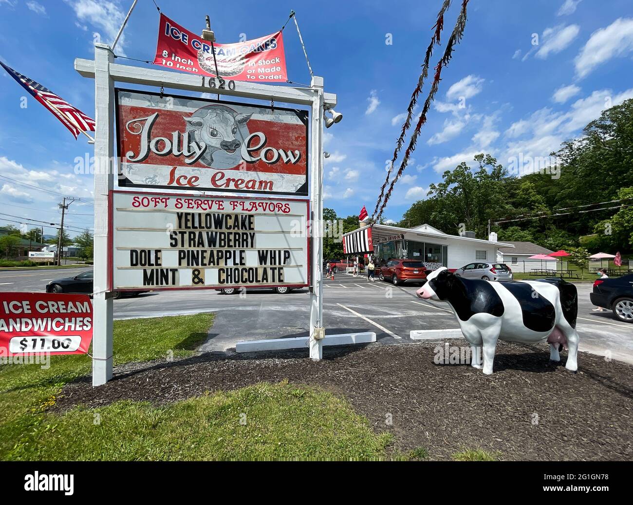 Lago Katrine, NY - USA - 5 giugno 2021: Vista panoramica dello storico Jolly Cow, una leggendaria bancarella di gelati a bordo strada aperta dal 1963. Foto Stock