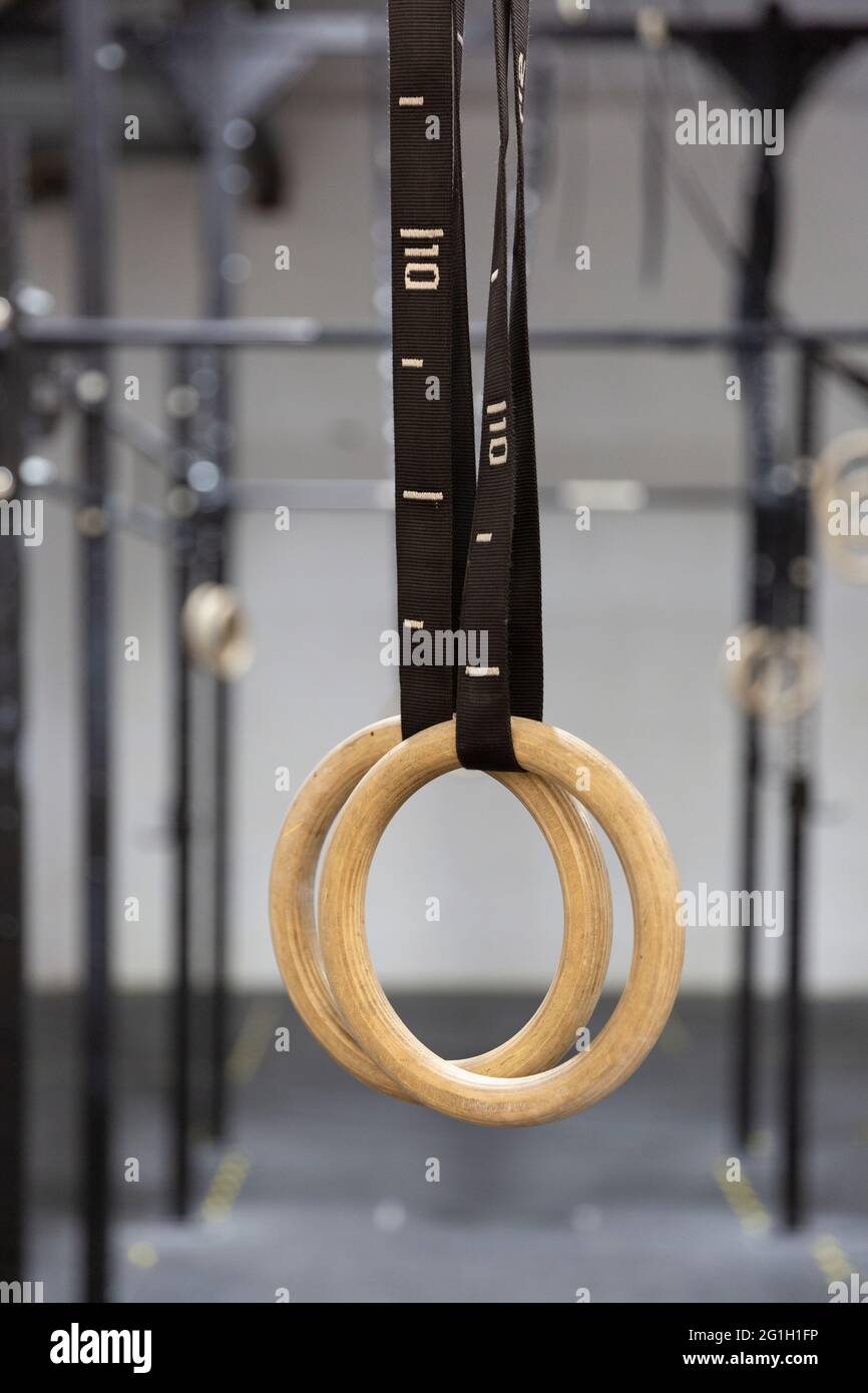 Primo piano di anelli sportivi in palestra. Messa a fuoco selettiva. Foto Stock