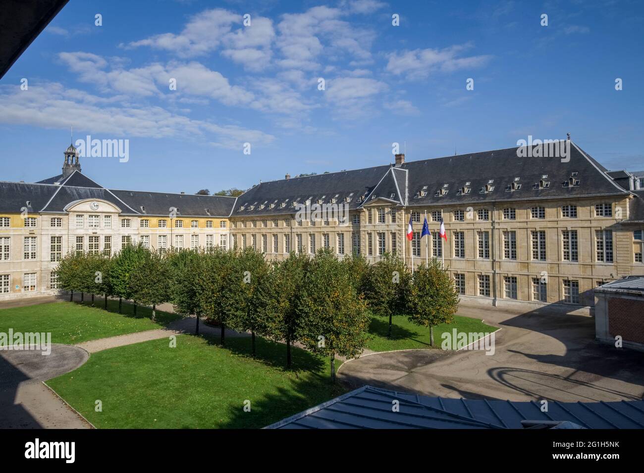 Rouen (Normandia, Francia settentrionale): Corte d'onore della prefettura del dipartimento marittimo della Senna, ex ospedale Hotel Dieu dove Achille Cleoph Foto Stock