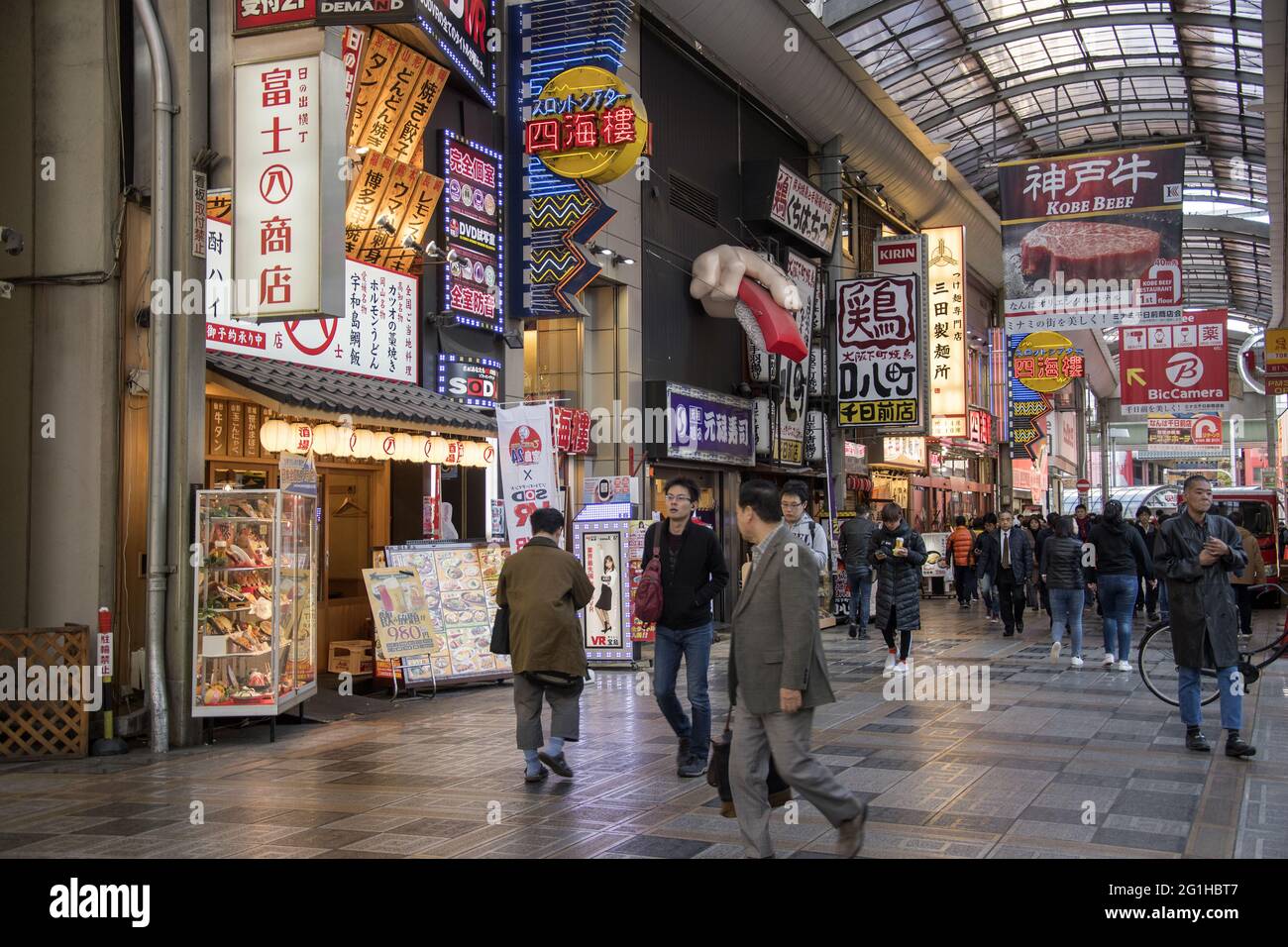 OSAKA, GIAPPONE - 05 dicembre 2019: Osaka, Giappone - 01 dicembre 2019: Persone non identificate visitano la galleria commerciale Sennichimae nel centro di Osaka Foto Stock