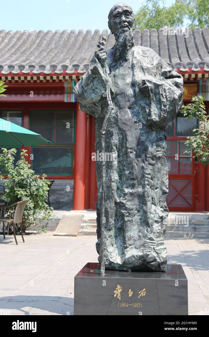 Statua dell'artista cinese Qi Baishi' di fronte alla sua casa e al suo laboratorio nel distretto di Xicheng Pechino, Repubblica popolare Cinese. Foto Stock
