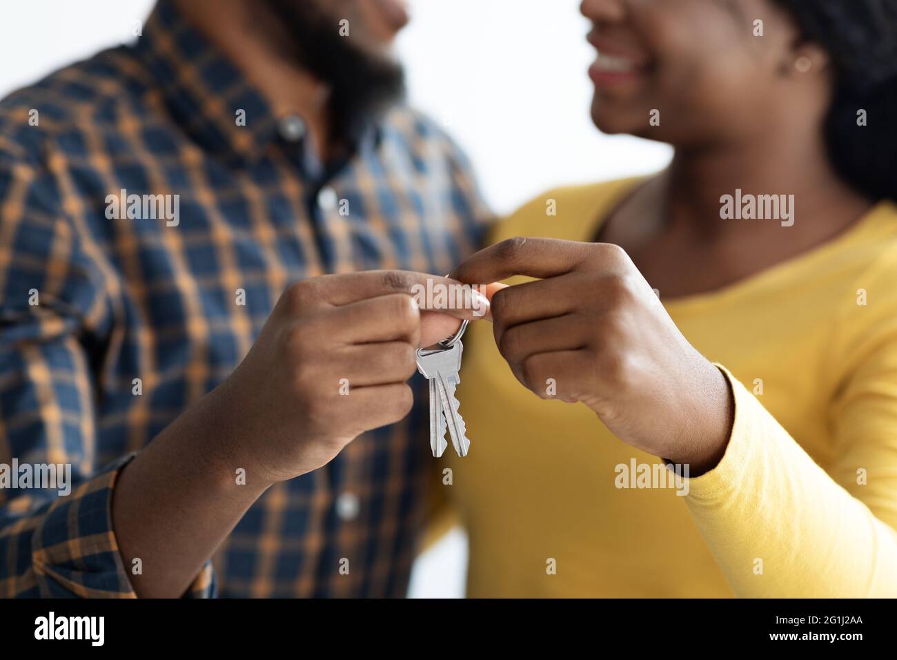Nuovo concetto di casa. Primo piano di Happy Black Couple Holding Keys Together Foto Stock