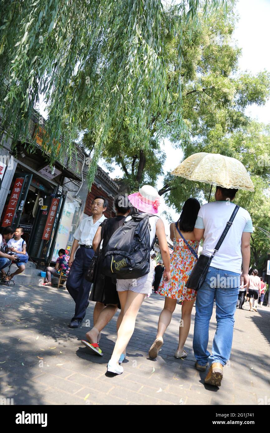 Commercianti e turisti che si mescolano sul Nanluogu Xiang del Distretto di Dongcheng a Pechino, Repubblica popolare Cinese. Foto Stock