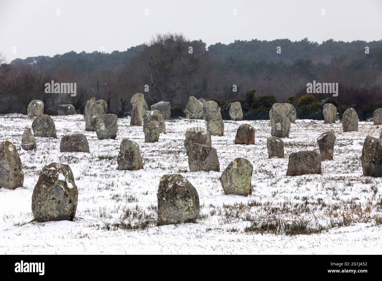 Carnac (Bretagna, Francia nord-occidentale): Gli allineamenti Menec coperti di neve il 2021/02/11 Foto Stock