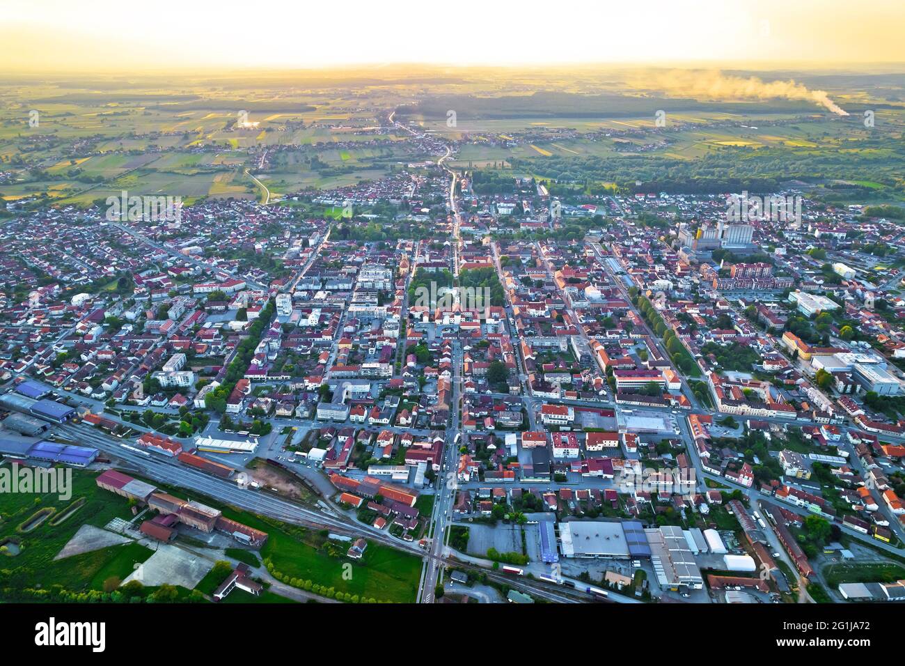 Città di Bjelovar vista aerea tramonto, Bilogora regione del nord della Croazia Foto Stock