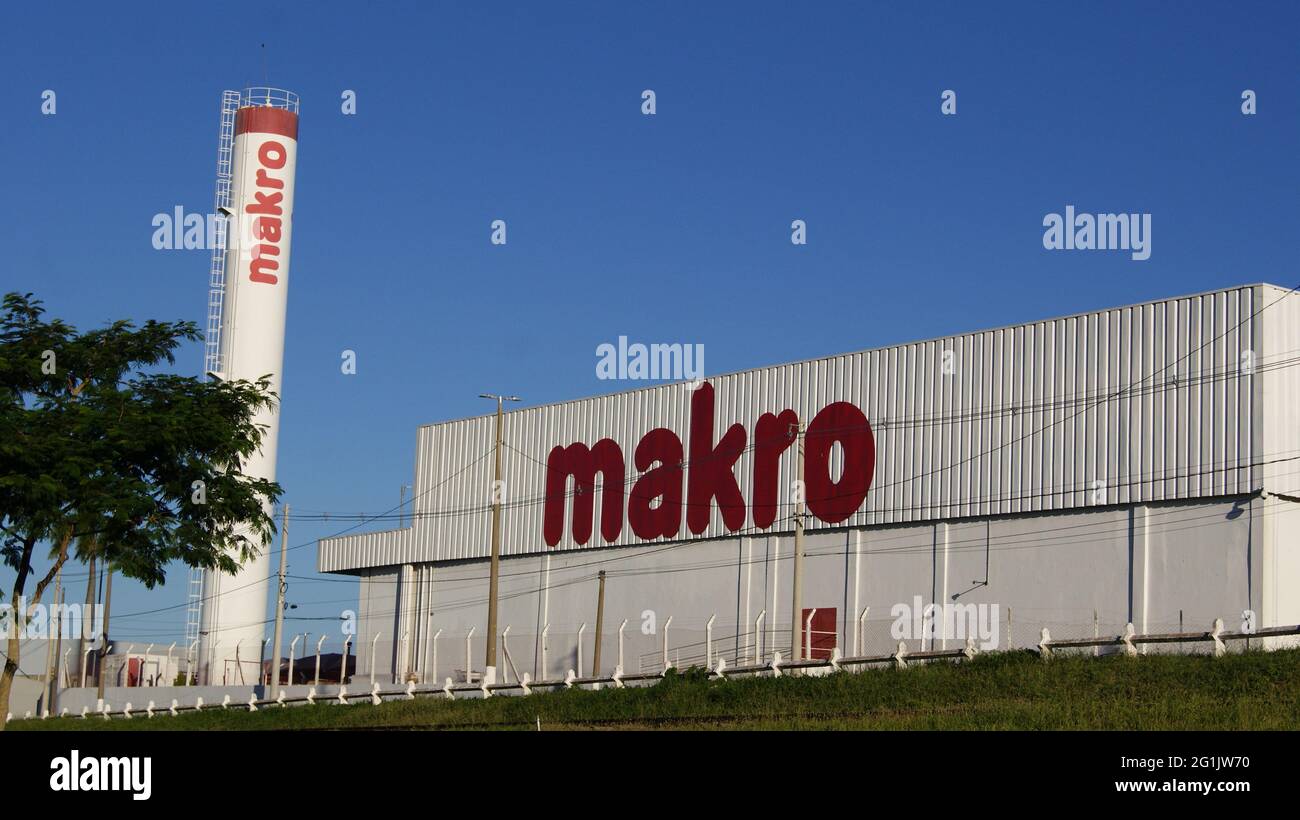 Catena di supermercati Makro in Brasile, Sud America vista laterale con vista panoramica dal basso verso l'alto Foto Stock