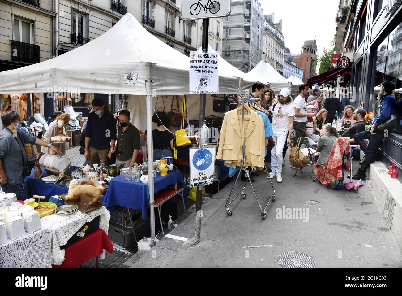 Mercato delle pulci in via Abbesses - Montmartre - Parigi - Francia Foto Stock