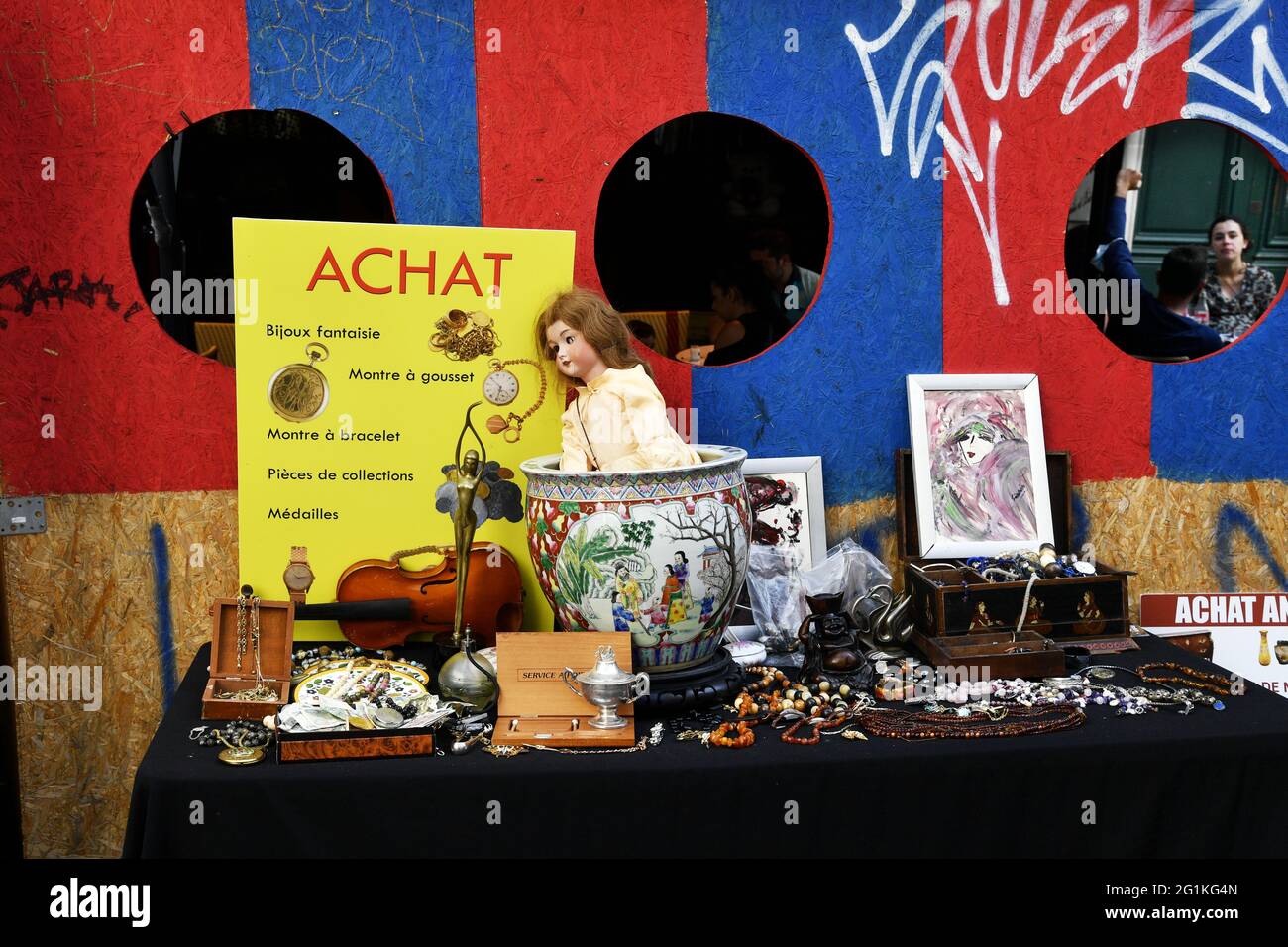 Mercato delle pulci in via Abbesses - Montmartre - Parigi - Francia Foto Stock