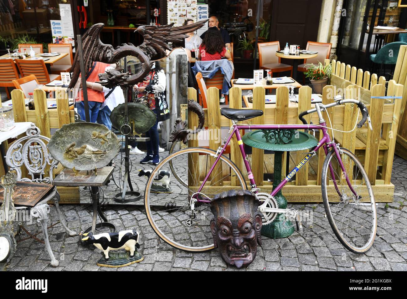 Mercato delle pulci in via Abbesses - Montmartre - Parigi - Francia Foto Stock