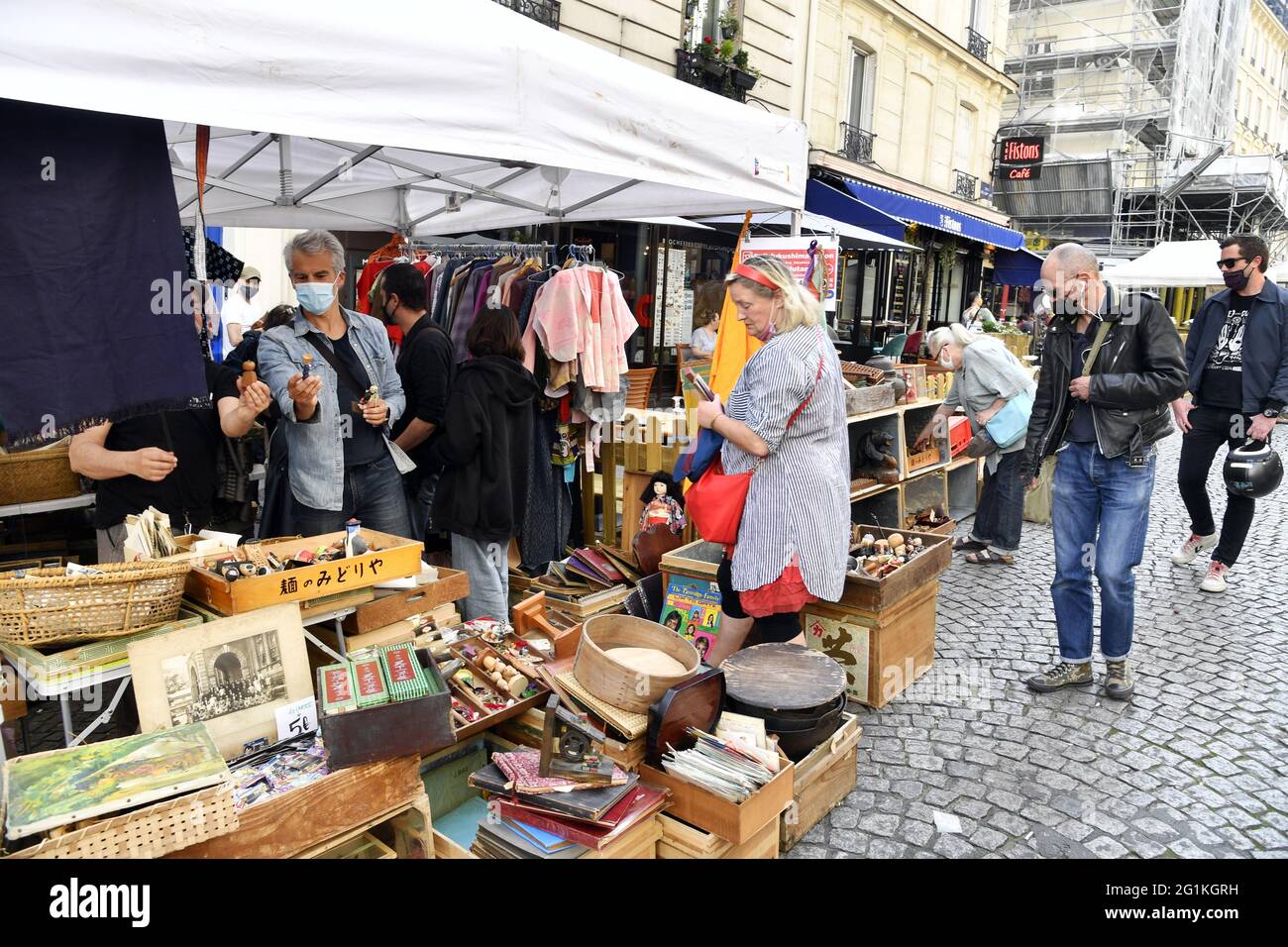 Mercato delle pulci in via Abbesses - Montmartre - Parigi - Francia Foto Stock